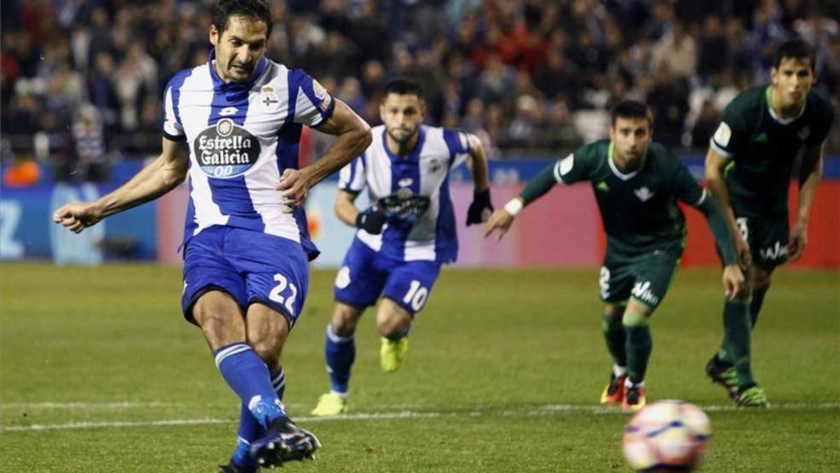 Celso Borges dio el empate al Deportivo con un gol de penalti en el descuento