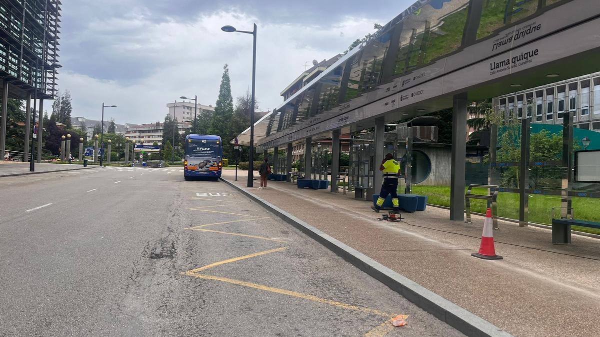 La marquesina de autobuses de Llamaquique.