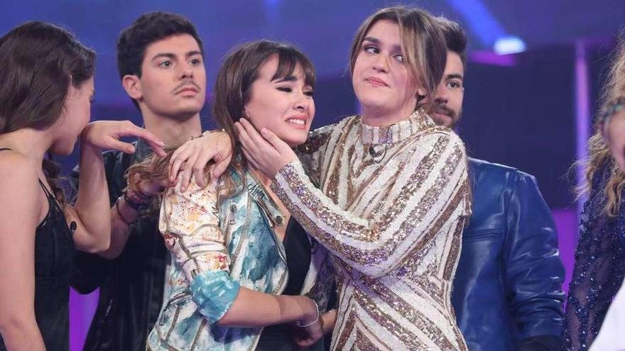 Amaia, a la derecha, consuela a Aitana, otra de las favoritas de esta edidión de &#039;Operación Triunfo&#039;.