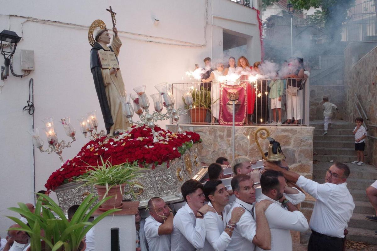 Las calles de Olías vivieron la procesión de San Vicente Ferrer, una cita en la que sus vecinos rindieron culto a su patrón por las estrechas calles del núcleo. Las calles de Olías vivieron la procesión de San Vicente Ferrer, una cita en la que sus vecinos rindieron culto a su patrón por las estrechas calles del núcleo.