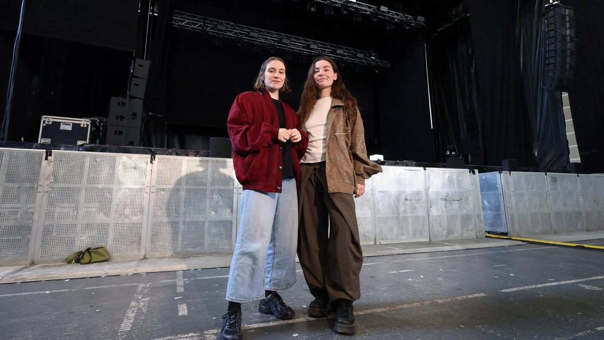 María SOA y Sara Faro, integrantes de Fillas de Cassandra, esta mañana sobre el escenario del Recinto Ferial.