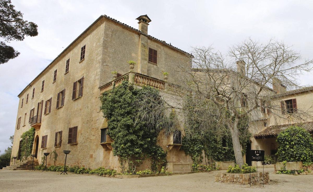 Das dreistöckige Hauptgebäude des Landguts Els Calderers – das oberste Stockwerk wird noch heute privat genutzt.