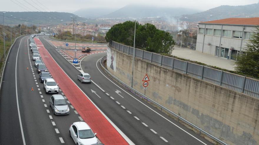 Trànsit de vehicles a la C-16 a l&#039;alçada de l&#039;entrada centre de Berga