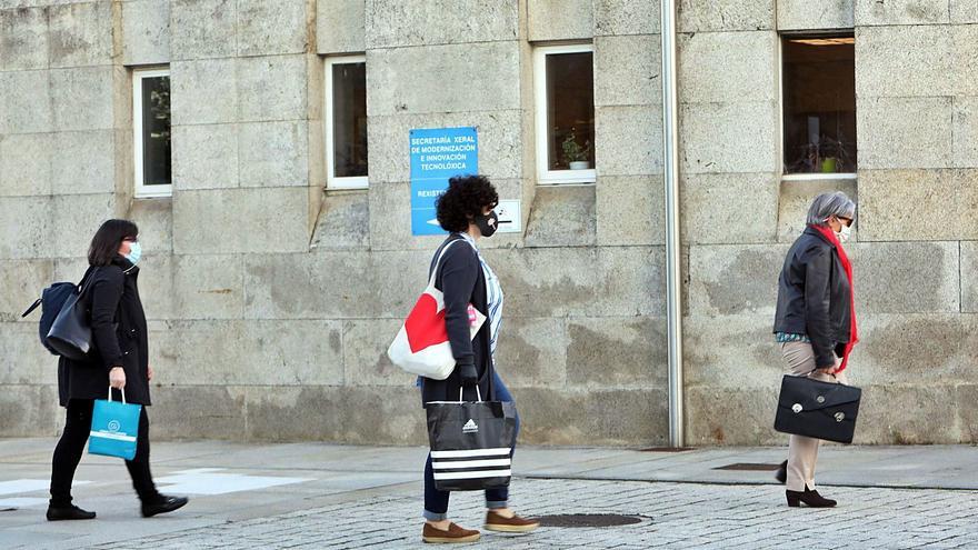 El Gobierno aspira a hacer fijos en Galicia a 16.500 interinos de las  administraciones - La Opinión de A Coruña