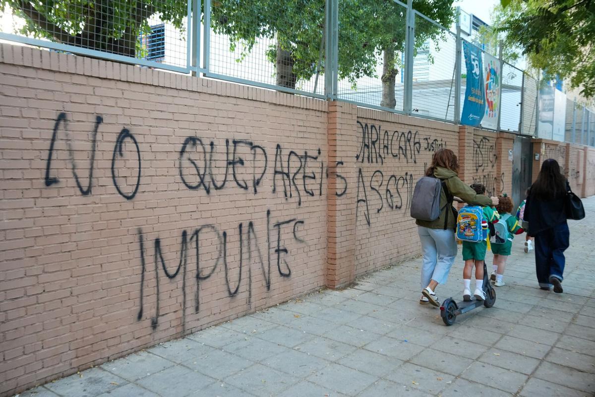 Pintadas en la fachada del Colegio Irlandesas Loreto el pasado 17 de octubre.