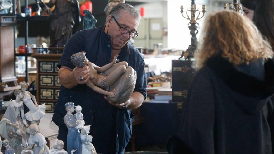 La feria de antigüedades de Avilés atrapa con su embrujo: de la refinada porcelana a discos descatalogados