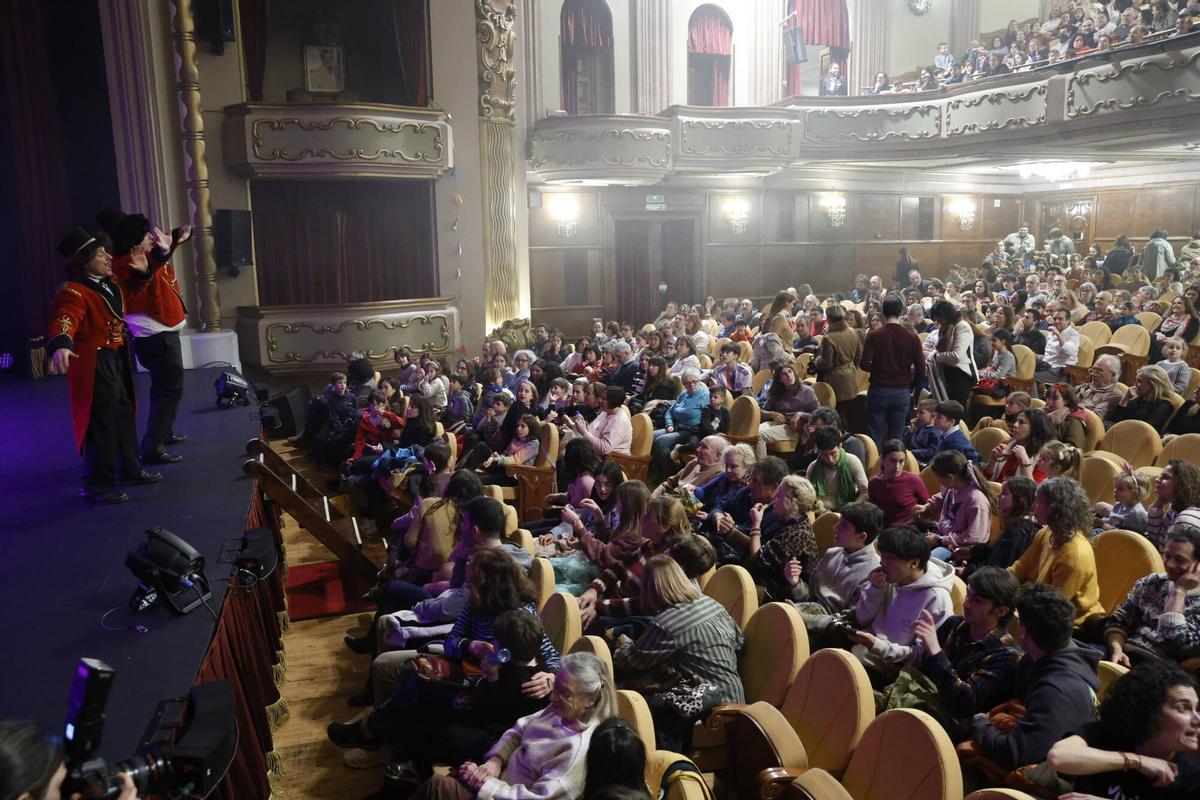 Público en el Teatro Jovellanos, en la representación de "Soc" por la compañía de teatro MARTA SITJA en la clausura de FETEN 2026.