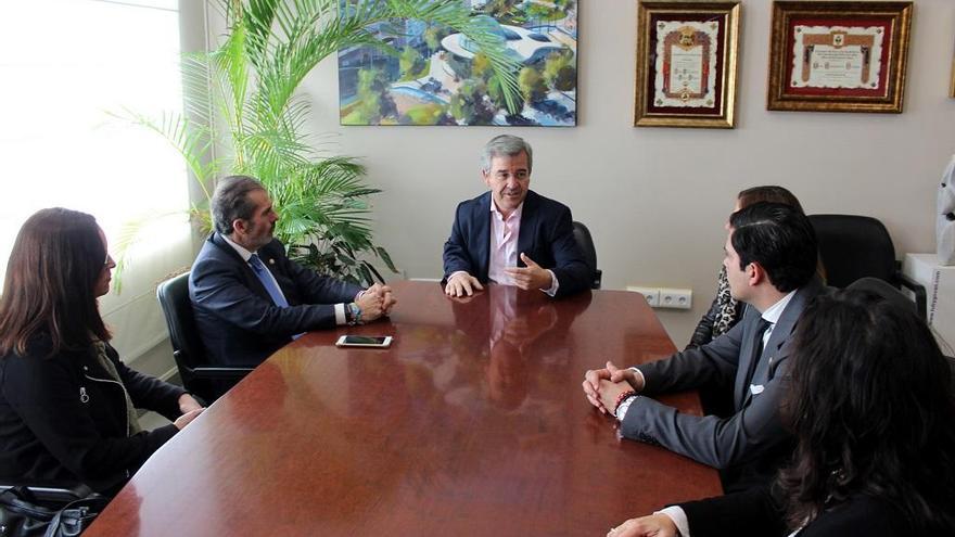 El alcalde José María García Urbano con el presidente del Colegio de Abogados Francisco Javier Lara durante la reunión