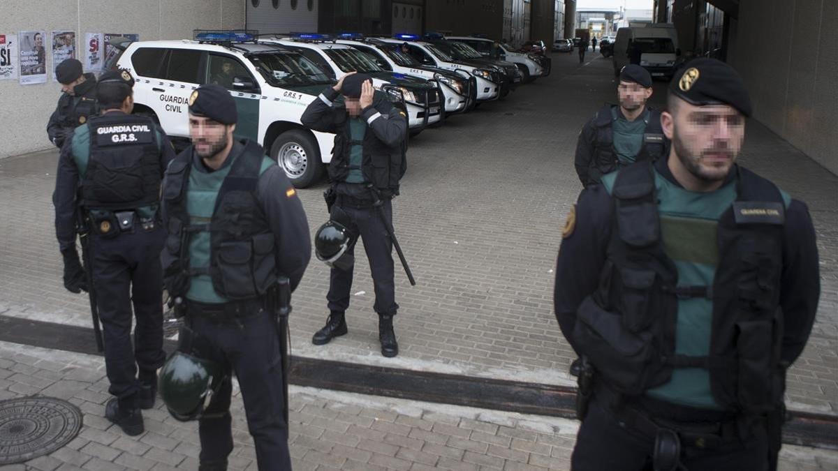 Agentes de la Guardia Civil durante el registro a la imprenta Artyplan, de Sant Feliu de Llobregat, en septiembre del 2017.