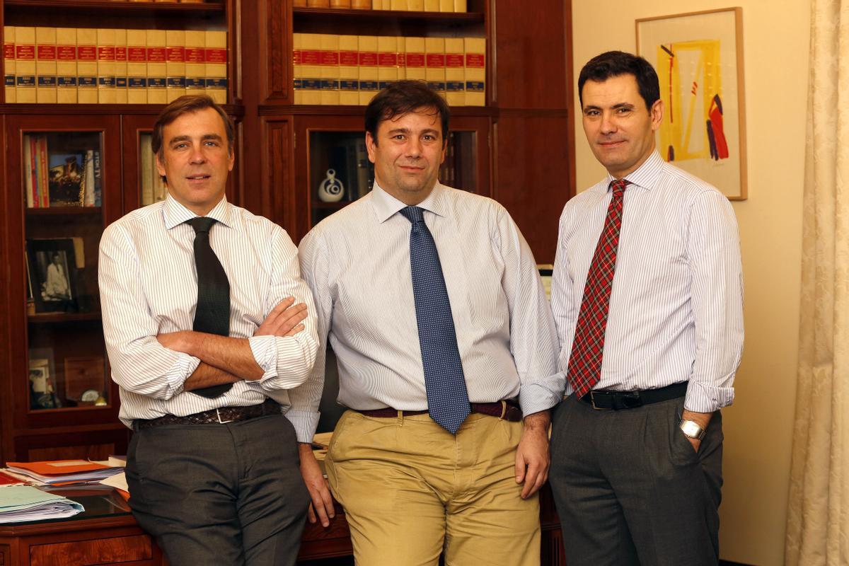 (I-D) LOS ABOGADOS JOSE PARAPAR, DANIEL BORRAS Y CARLOS BORRAS MIEMBROS DEL DESPACHO DE ABOGADOS BORRAS Y PARAPAR