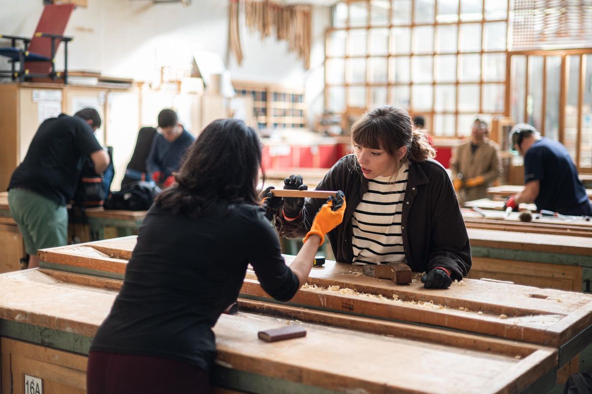Alumnos del instituto trabajando con madera.