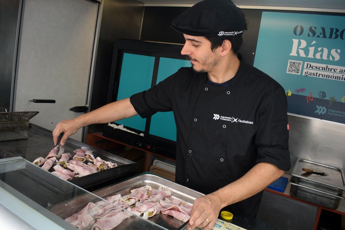 Preparación de pinchos en la «food truck» de la Diputación.