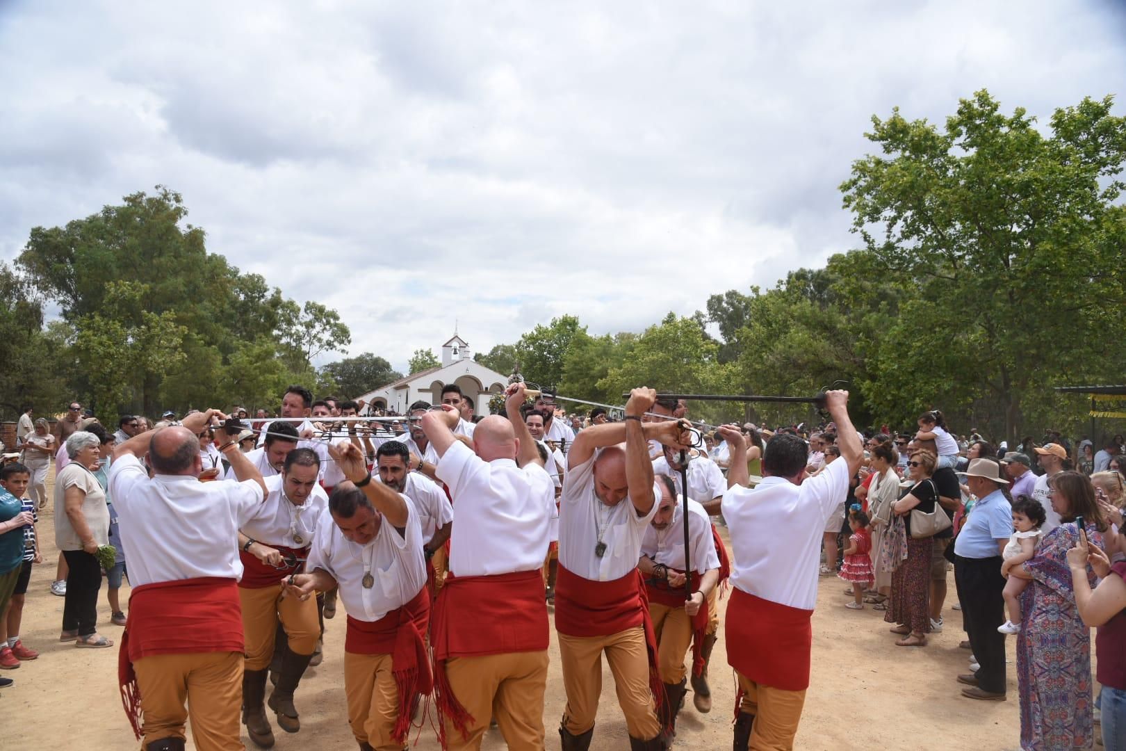 Obejo celebra su tradicional Danza de las Espadas en honor de San Benito