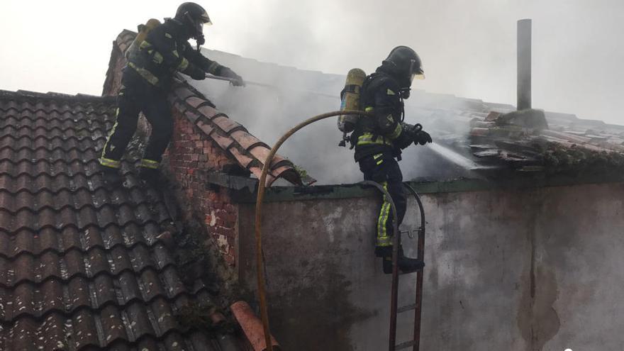 Un incendio calcina el tejado y provoca un derrumbe en una casa deshabitada en Grado