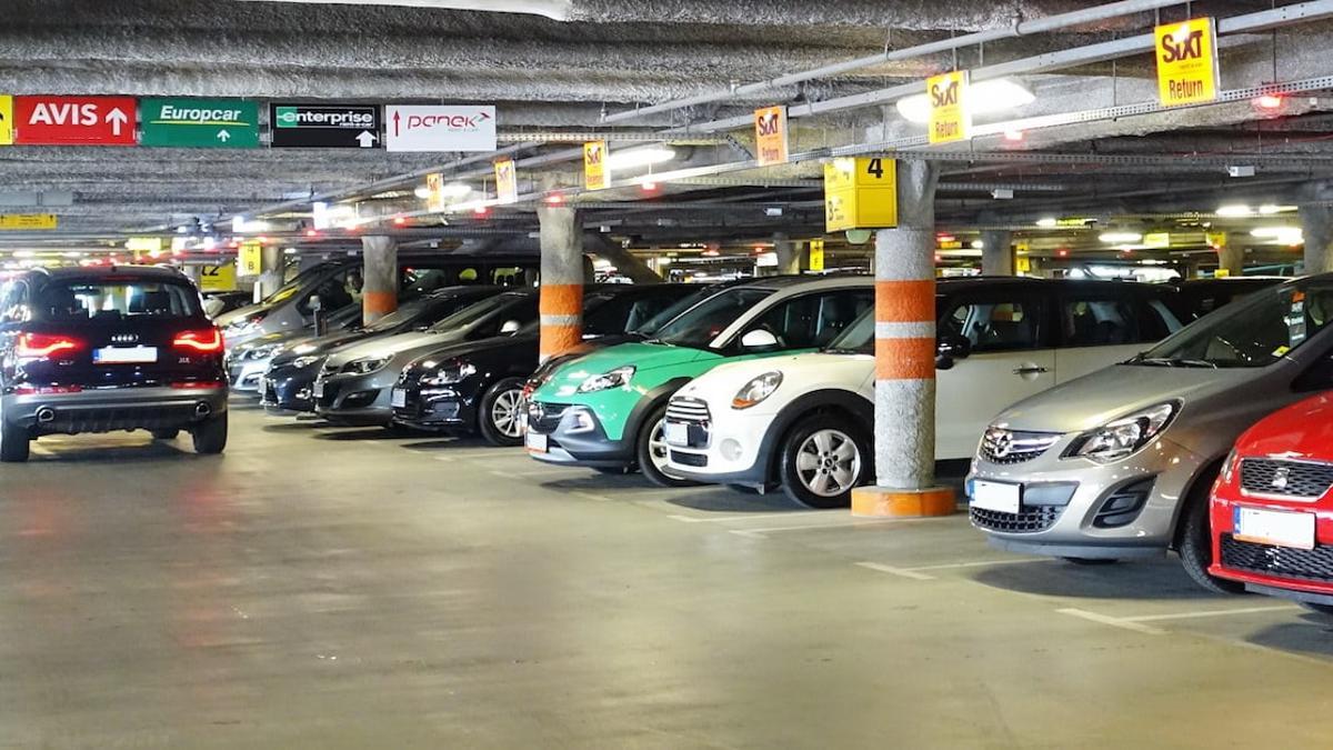 Los rentacar, un sector importante en Málaga. En la imagen, zona del parking del aeropuerto reservada para estas empresas de alquiler de coches