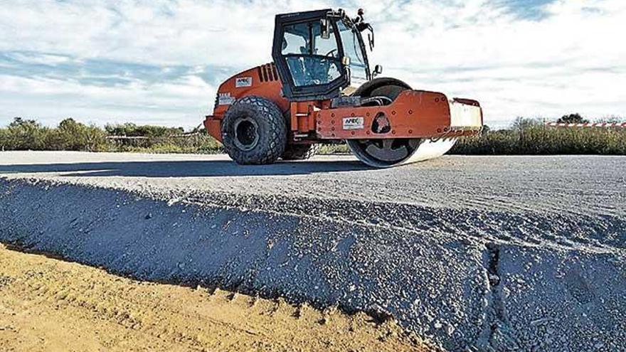 Una máquina compacta el material en las obras de la autopista que según los ecologistas es tóxico.