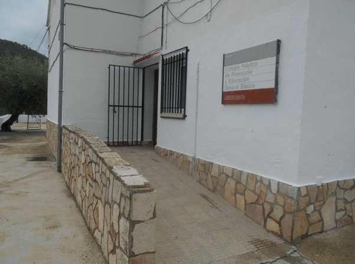Entrada al colegio Los Pinos de Bicorp, en una imagen de archivo.