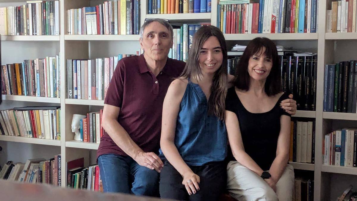 Amaia, en el centro, junto con sus padres en su domicilio de Algemesí.