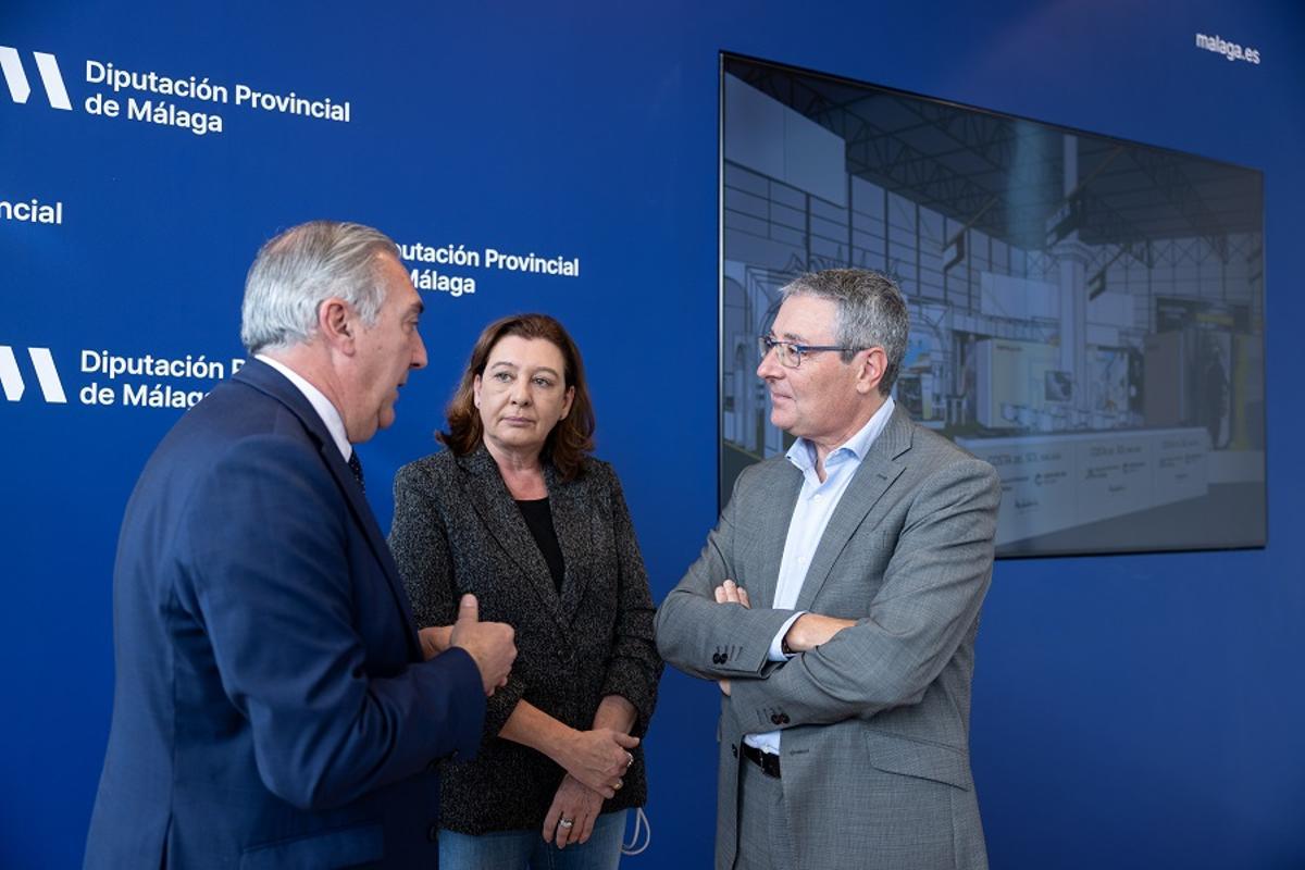 Francisco Salado, a la derecha, conversa con Antonio Díaz y Esperanza González.