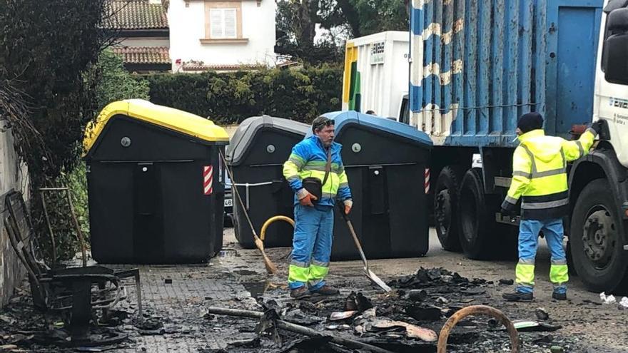 Operarios de Emaya, junto a contenedores quemados en Can Pastilla