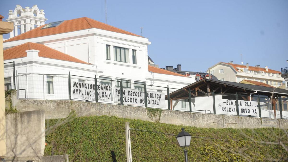 Vista del colegio con pancartas para exigir la ampliación, en 2012. |   // CARLOS PARDELLAS