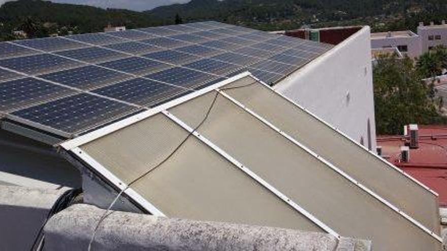 Las placas solares instaladas en 2010 en el tejado del Ayuntamiento de Sant Josep.