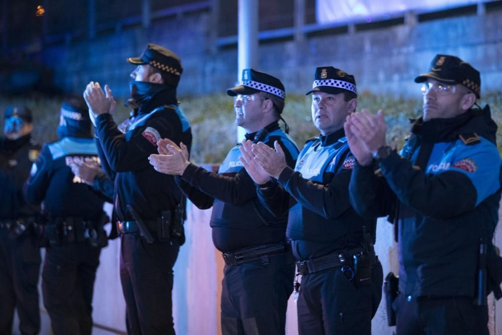 Homenaje de la Policía al personal sanitario en el