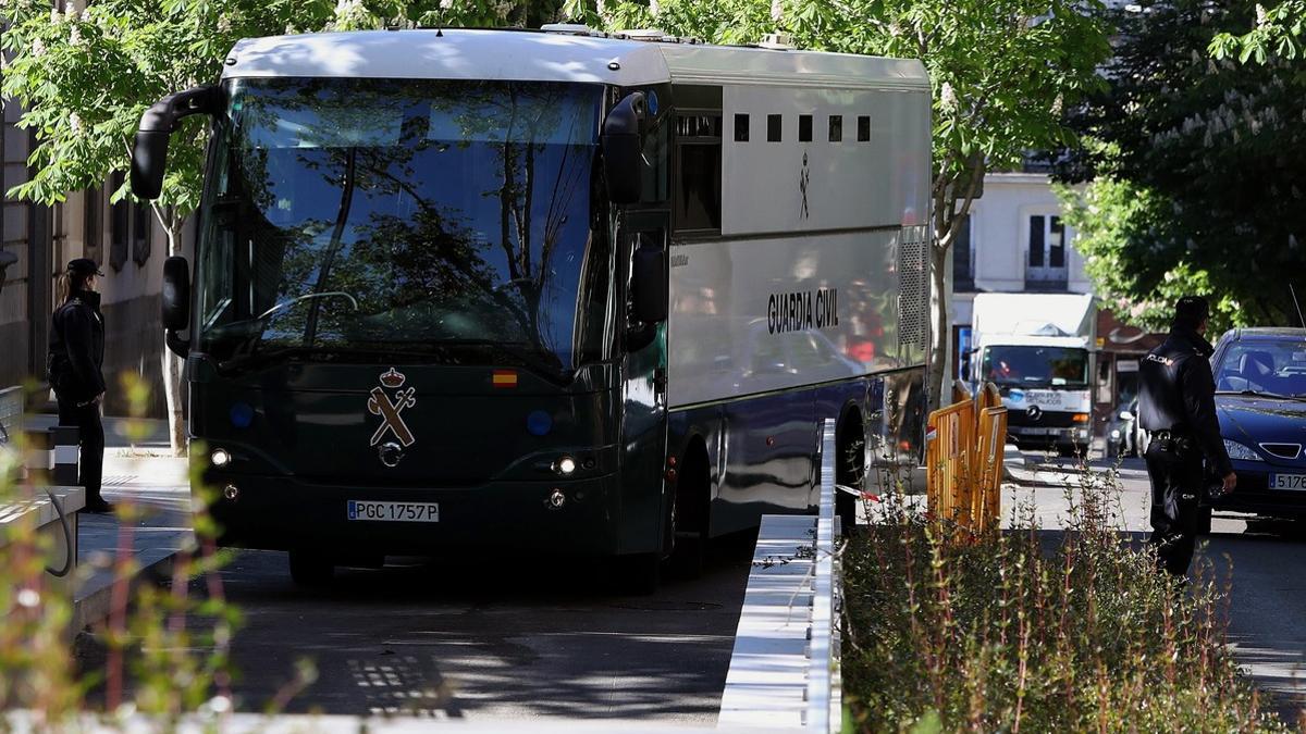 Un furgón con detenidos de 'Lezo'