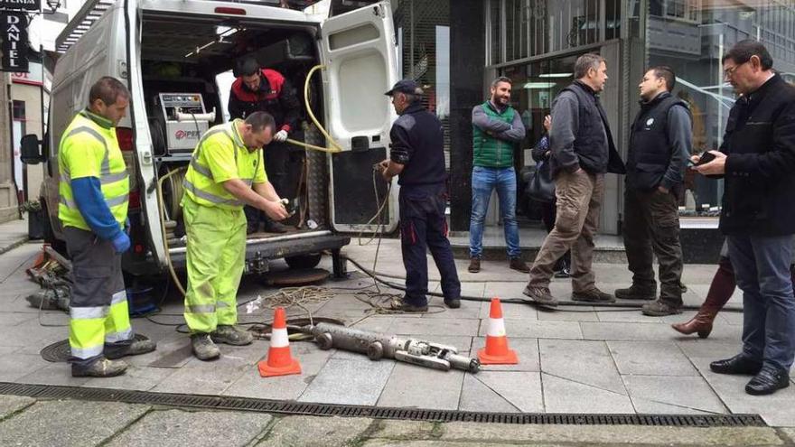 Obras de reparación de tuberías de suministro en la Rúa Prateiros en Betanzos el pasado febrero.