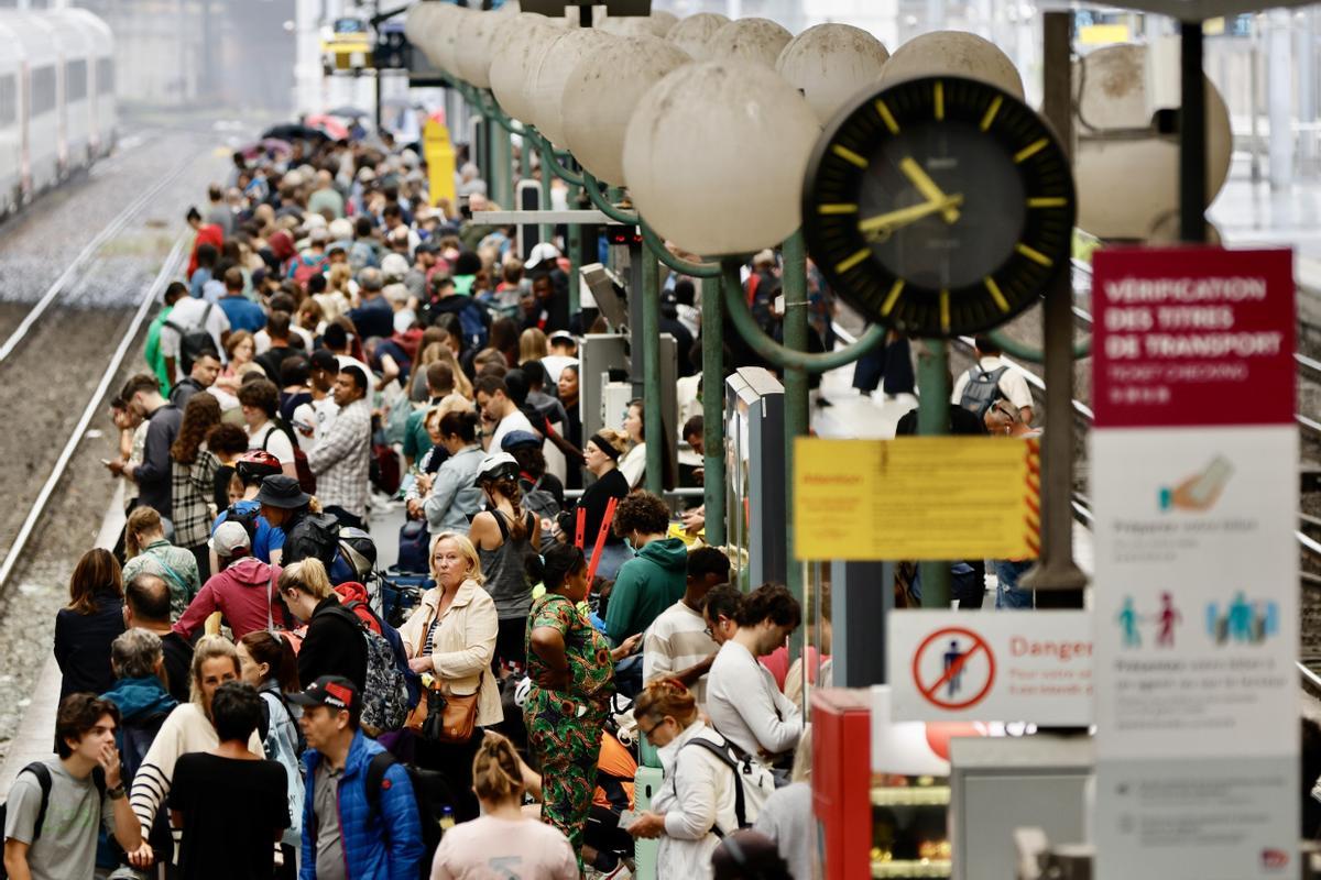 Paris (France), 26/07/2024.- Stranded passengers wait inside Gare du Nord station in Paris, France, 26 July 2024. Frances high speed rail network TGV was severely disrupted on 26 July following a massive attack, according to train operator SNCF, just hours before the opening ceremony of the Paris 2024 Olympic games. French Transport Minister Patrice Vergriete condemned these criminal actions saying that they would seriously disrupt traffic until this weekend. Around 800,000 passengers are expected to be affected over the weekend. (Francia) EFE/EPA/RITCHIE B. TONGO