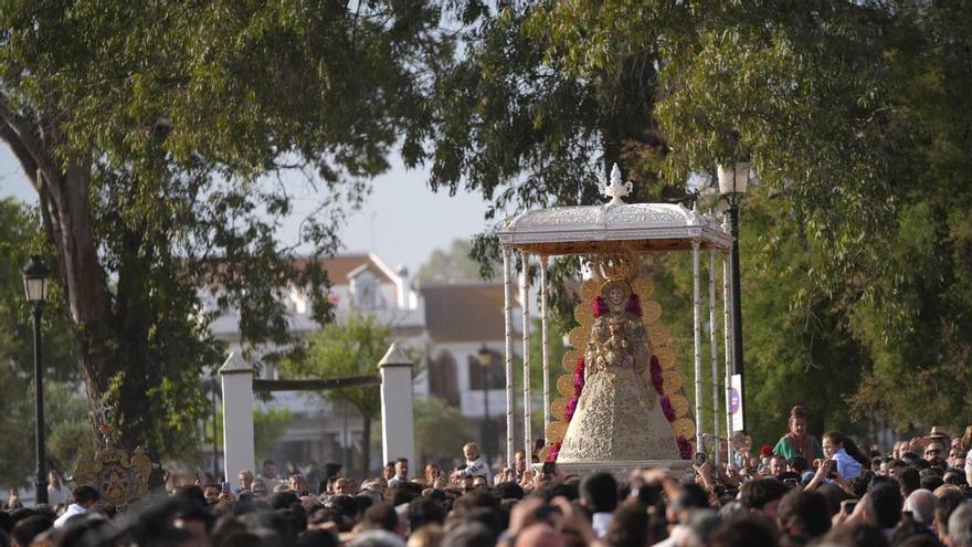 La Virgen del Rocío regresa a su altar tras una multitudinaria procesión de diez horas