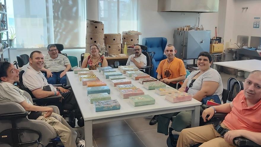 Los usuarios y usuarias de APAMP Vigo en el taller de cerámica.