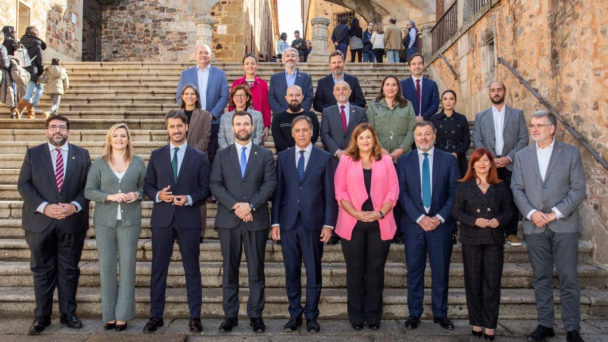 Foto de familia de los alcaldes de ciudades Patrimonio de la Humanidad en la escalera del arco de la Estrella de Cáceres.