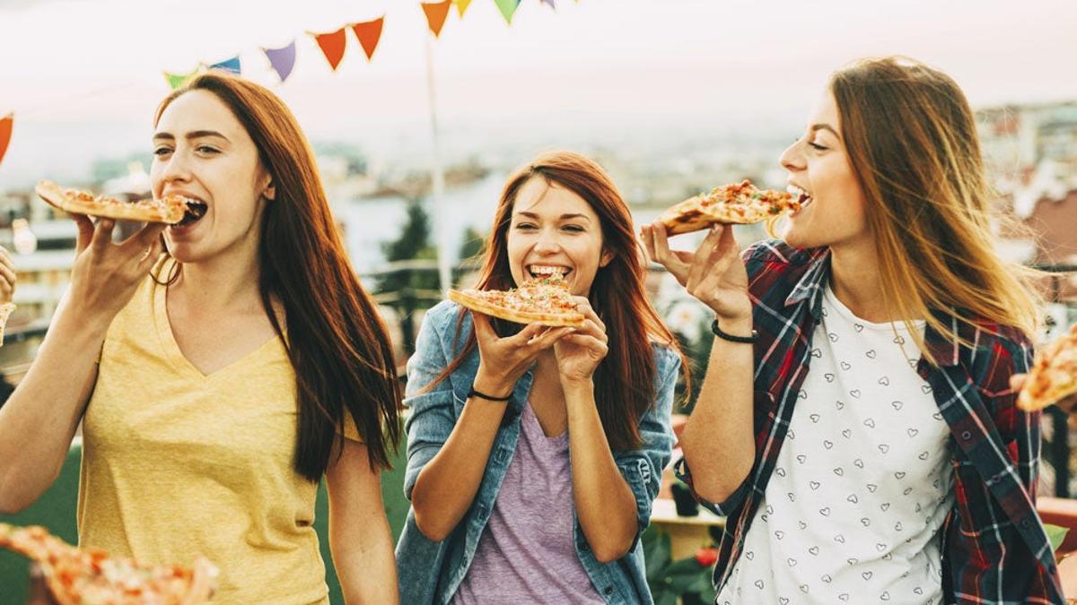 Amigas comiendo pizza