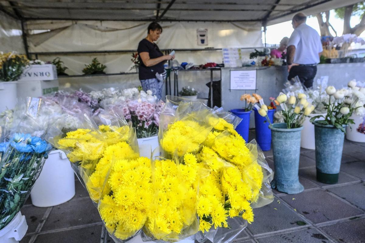 Puestos de flores en el cementerio de  San Lázaro