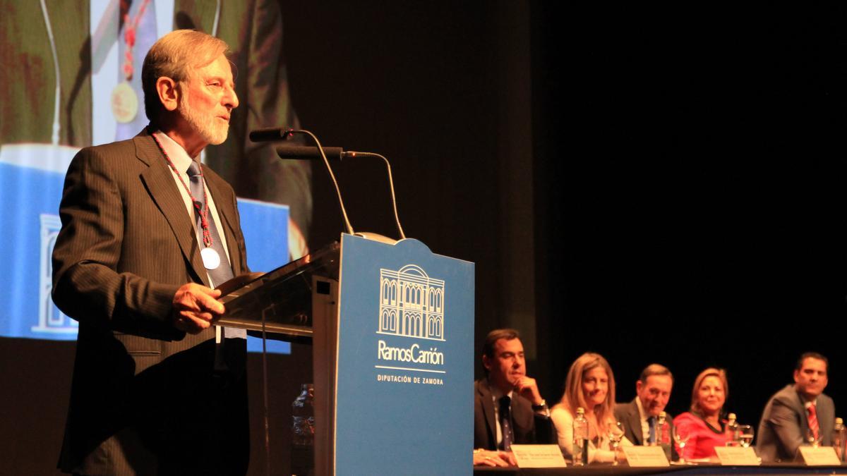 Nates durante su discurso al recoger la Medalla a la Lealtad Empresarial.