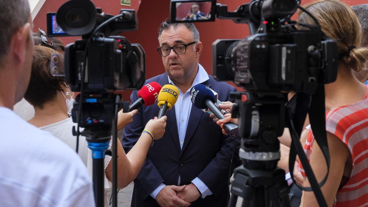Conrado Domínguez atiende a los medios de comunicación en una rueda de prensa del SCS. | | ANDRÉS CRUZ