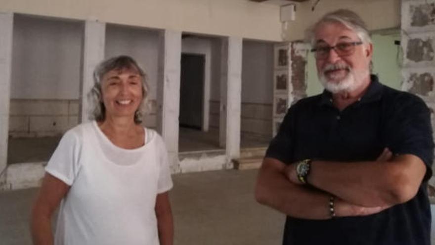 Rosa Cols i Josep Maria Ricart, membres del grup impulsor, a l&#039;hotel que s&#039;ha de reformar