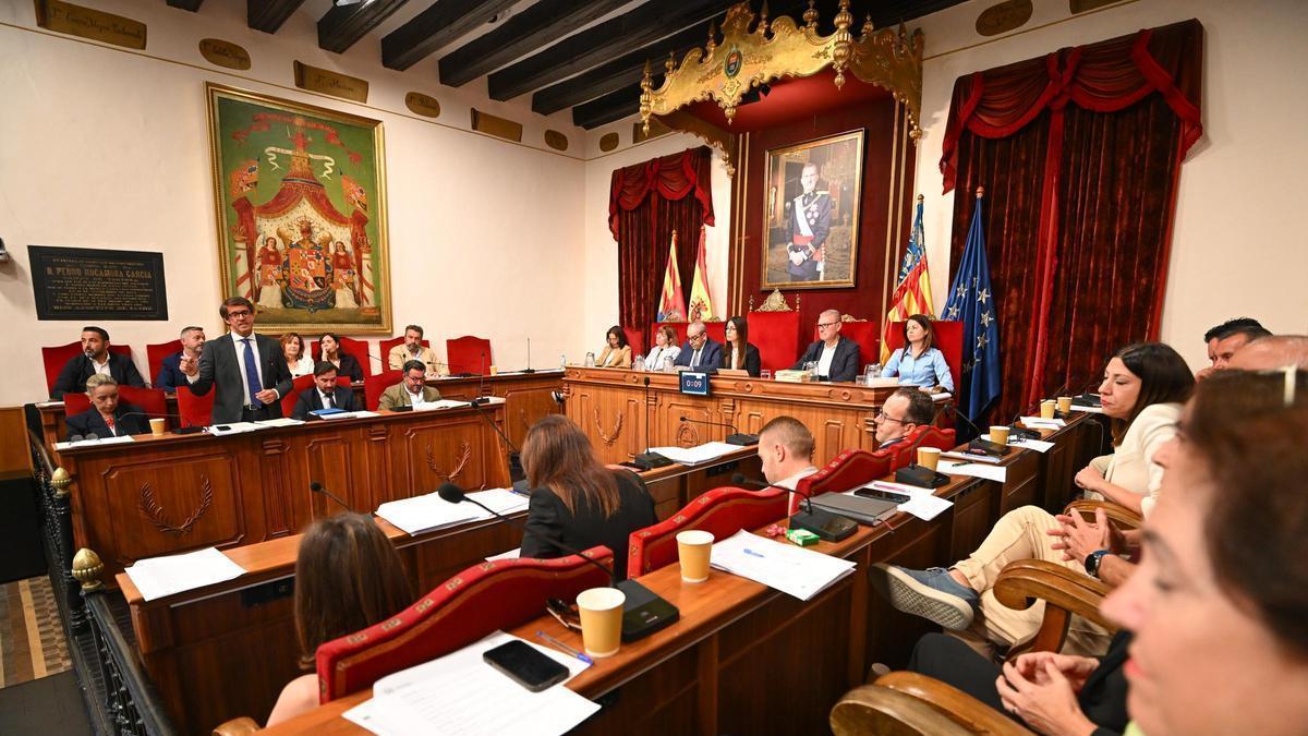 La bancada del Ejecutivo local, con PP y Vox, en el pleno del lunes, con la oposición en primer plano.