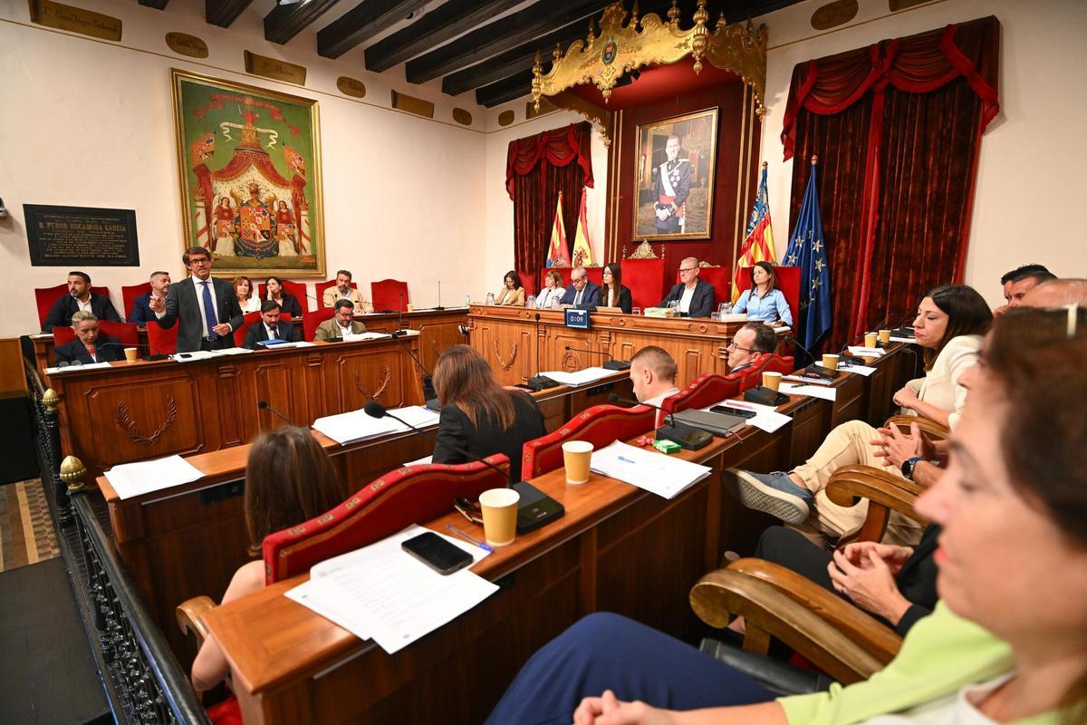 El pleno ordinario celebrado este lunes en el Ayuntamiento de Elche.