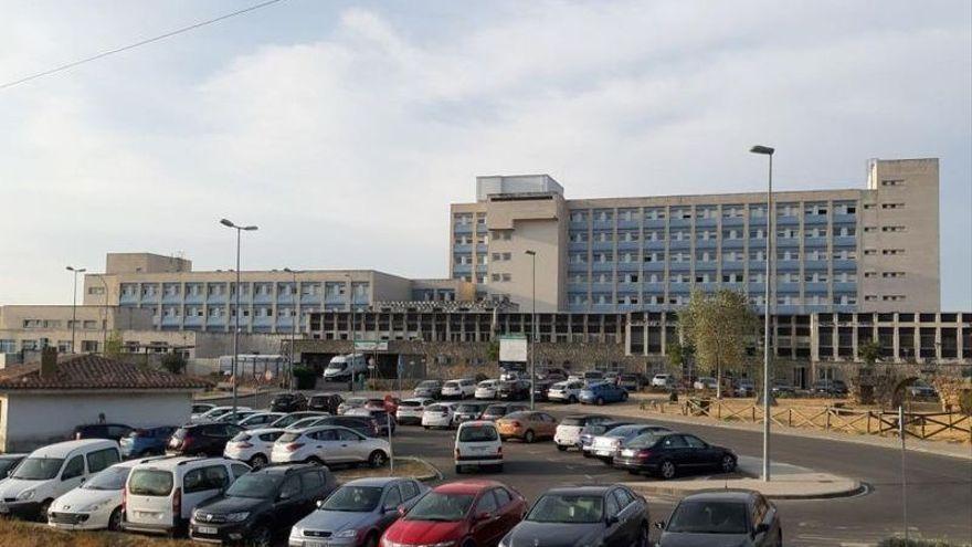 Una vista del hospital Virgen del Puerto de Plasencia, donde están ingresados los heridos.