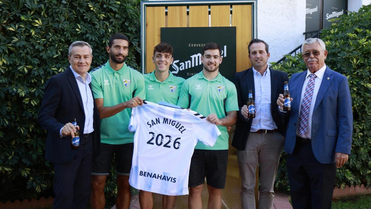 Imagen del acto de renovación de patrocinio entre el Málaga CF y Cervezas San Miguel.
