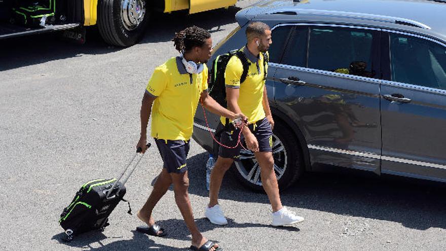 Loïc Rémy y Oussama Tannane llegan juntos a un entrenamiento en El Hornillo.