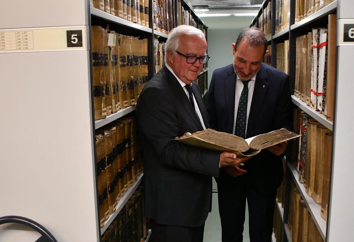 El decano del Colegio Notarial de Catalunya José Alberto Marín junto al conseller de Justícia, Ramon Espadaler