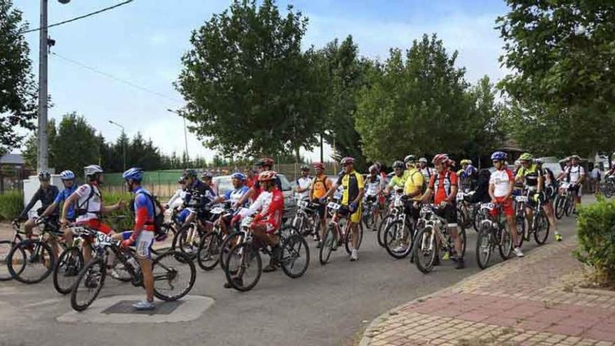 Los participantes en la marcha cicloturista al inicio del recorrido.