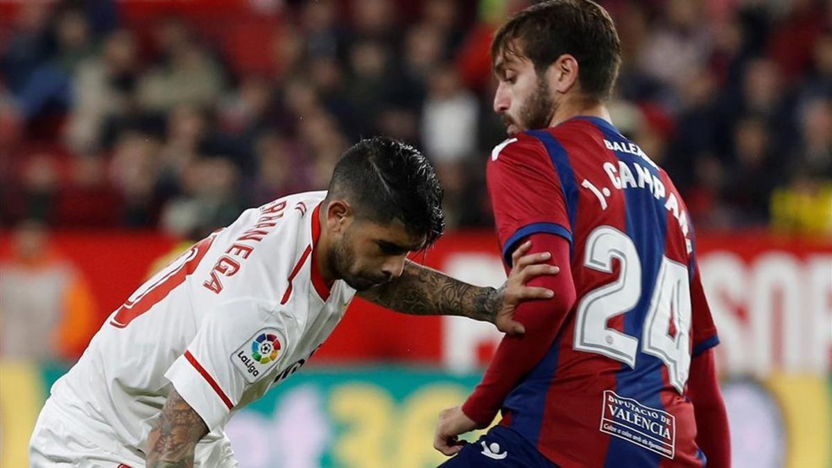 Banega y Campaña pelean por el balón en el duelo de la primera vuelta