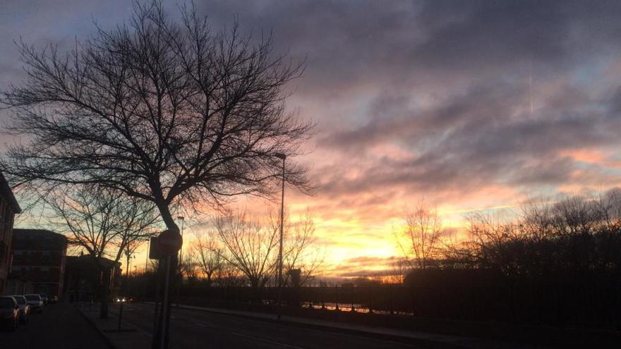 Amanecer en la avenida del Mengue, este lunes.