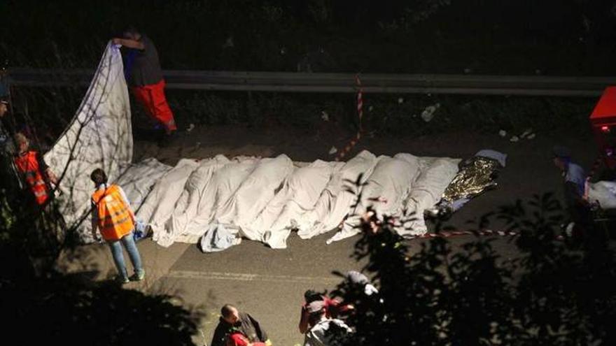 Al menos 36 muertos al precipitarse un autocar desde un viaducto en Italia