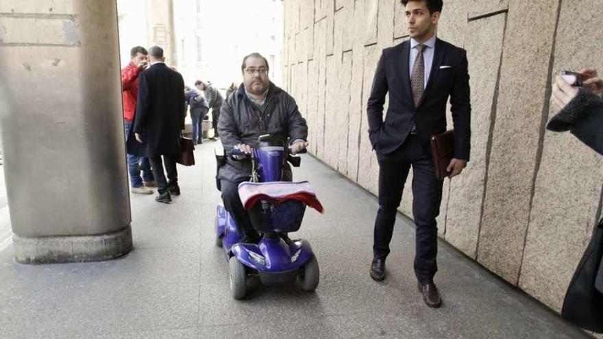 Gerardo Crespo, izquierda, a la salida del juzgado el pasado marzo.