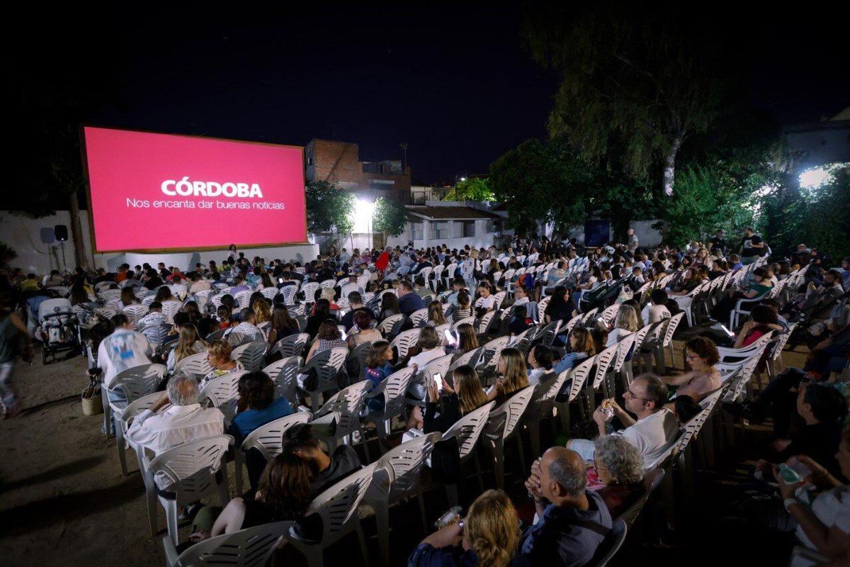 5 3 1. Cola de espectadores en el Delicias. 2. La entrada del cine Fuenseca en el momento de la apertura. 3. El público ve el ‘spot’ de Diario CÓRDOBA en la pantalla. 4. El ambigú del Delicias, en un receso de la película. 5. Un momento de la proyección de la película en el cine Delicias. FOTOS de MANUEL MURILLO